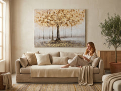 Elegantna ručno oslikana slika DRVO 120x90 cm, savršeno uklopljena u moderni dnevni boravak. Bež, sivi i zlatni tonovi stvaraju toplu atmosferu.