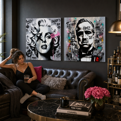 Slika na platnu s motivom Marilyn Monroe u pop art stilu obješena u modernom stilskom interijeru iznad drvene konzole s vazom i svijećom, Papilora.