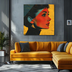 Slika na platnu s motivom profil žene u pop art stilu obješena u modernom stilskom interijeru iznad drvene konzole s vazom i svijećom, Papilora.