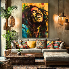 Ručno oslikana premium slika na platnu sa zlatnim akcentima s motivom nasmijani bob marley, žuta i plava obješena u modernom stilskom interijeru iznad drvene konzole s vazom i svijećom, Papilora.