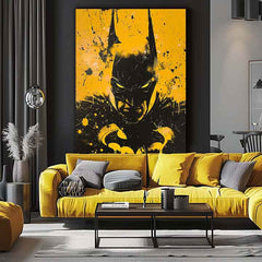 Ručno oslikana premium slika na platnu sa zlatnim akcentima s motivom batman u crno-žutoj boji obješena u modernom stilskom interijeru iznad drvene konzole s vazom i svijećom, Papilora.