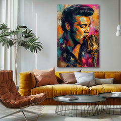 Ručno oslikana premium slika na platnu sa zlatnim akcentima s motivom elvis presley pjeva u mikrofon, šareno obješena u modernom stilskom interijeru iznad drvene konzole s vazom i svijećom, Papilora.