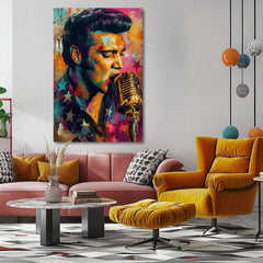 Ručno oslikana premium slika na platnu sa zlatnim akcentima s motivom elvis presley pjeva u mikrofon, šareno obješena u modernom stilskom interijeru iznad drvene konzole s vazom i svijećom, Papilora.