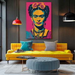 Slika na platnu s motivom frida kahlo pop art portret obješena u modernom stilskom interijeru iznad drvene konzole s vazom i svijećom, Papilora.