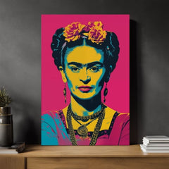 Slika na platnu s motivom frida kahlo pop art portret obješena u modernom stilskom interijeru iznad drvene konzole s vazom i svijećom, Papilora.