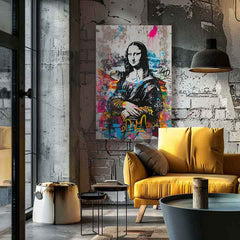 Ručno oslikana premium slika na platnu sa zlatnim akcentima s motivom mona lisa s grafitima obješena u modernom stilskom interijeru iznad drvene konzole s vazom i svijećom, Papilora.