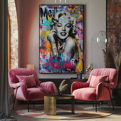 Ručno oslikana premium slika na platnu sa zlatnim akcentima s motivom marilyn monroe s grafitima obješena u modernom stilskom interijeru iznad drvene konzole s vazom i svijećom, Papilora.