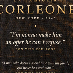 Detaljni prikaz teksture slike Kum s natpisom La Famiglia Corleone i poznatim filmskim citatom, visoka kvaliteta tiska na platnu.