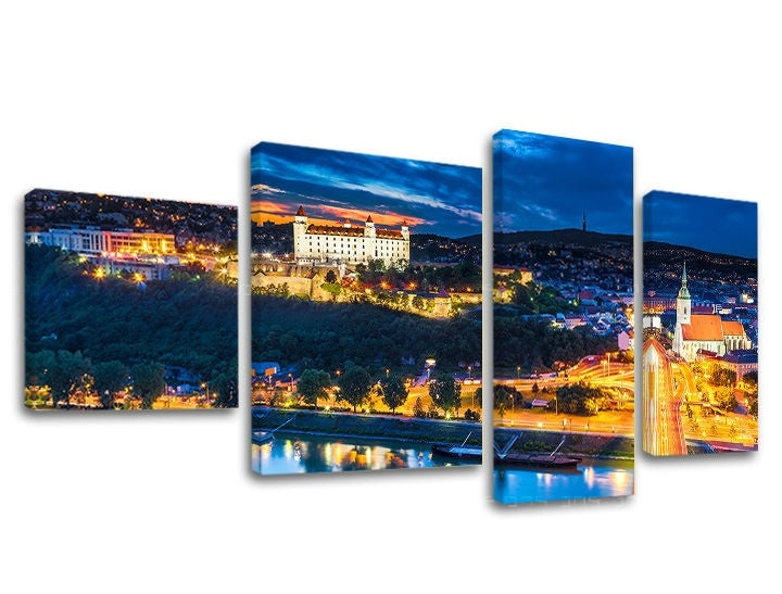Slika na platnu s motivom noćni pogled na grad i dvorac – 3D prikaz platna s vidljivim drvenim okvirom, Papilora.