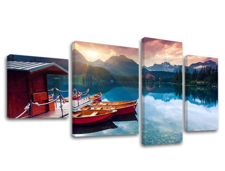 Slika na platnu s motivom planinsko jezero s čamcima i kućicom – 3D prikaz platna s vidljivim drvenim okvirom, Papilora.