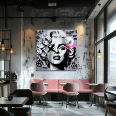 Slika na platnu s motivom Marilyn Monroe u pop art stilu obješena u modernom stilskom interijeru iznad drvene konzole s vazom i svijećom, Papilora.