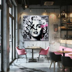 Slika na platnu s motivom Marilyn Monroe u pop art stilu obješena u modernom stilskom interijeru iznad drvene konzole s vazom i svijećom, Papilora.