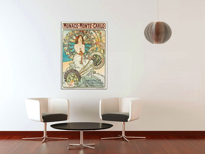 Slika na platnu s motivom žena u art nouveau stilu obješena u modernom stilskom interijeru iznad drvene konzole s vazom i svijećom, Papilora.