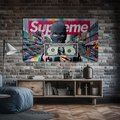 Slika na platnu s motivom osoba u balaklavi s dolarom, grafiti obješena u modernom stilskom interijeru iznad drvene konzole s vazom i svijećom, Papilora.