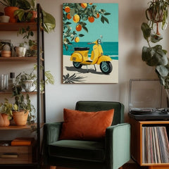 Slika na platnu s motivom žuta vespa na plaži s narančama obješena u modernom stilskom interijeru iznad drvene konzole s vazom i svijećom, Papilora.