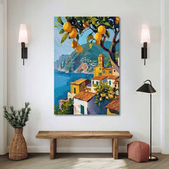 Slika na platnu s motivom mediteranski krajolik s limunima i morem obješena u modernom stilskom interijeru iznad drvene konzole s vazom i svijećom, Papilora.