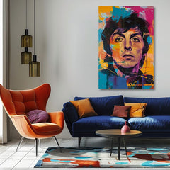 Ručno oslikana premium slika na platnu sa zlatnim akcentima s motivom portret muškarca u pop art stilu obješena u modernom stilskom interijeru iznad drvene konzole s vazom i svijećom, Papilora.