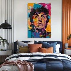 Ručno oslikana premium slika na platnu sa zlatnim akcentima s motivom portret muškarca u pop art stilu obješena u modernom stilskom interijeru iznad drvene konzole s vazom i svijećom, Papilora.