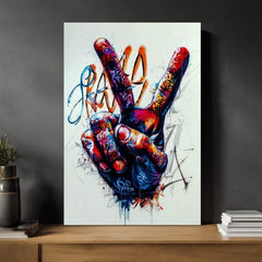 Slika na platnu s motivom šarena ruka s grafitima znak mira obješena u modernom stilskom interijeru iznad drvene konzole s vazom i svijećom, Papilora.