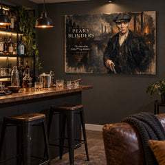 Slika Peaky Blinders s motivom Thomasa Shelbyja postavljena iznad kućnog bara, savršen dodatak za muški kutak ili dnevni boravak.