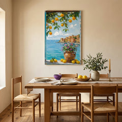 Ručno oslikana premium slika na platnu sa zlatnim akcentima s motivom mediteranski krajolik s limunima i morem obješena u modernom stilskom interijeru iznad drvene konzole s vazom i svijećom, Papilora.