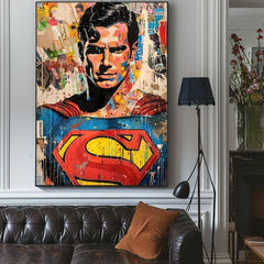 Ručno oslikana premium slika na platnu sa zlatnim akcentima s motivom superman pop art kolaž obješena u modernom stilskom interijeru iznad drvene konzole s vazom i svijećom, Papilora.