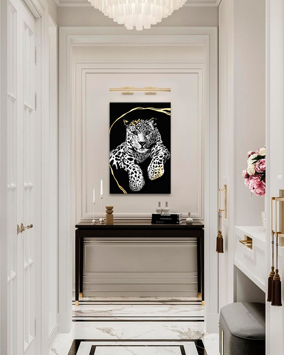 Ručno oslikana premium slika na platnu sa zlatnim akcentima s motivom leopard crno-bijeli sa zlatnim detaljima obješena u modernom stilskom interijeru iznad drvene konzole s vazom i svijećom, Papilora.