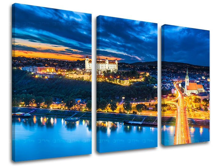 Slika na platnu s motivom panoramski pogled na grad noću – 3D prikaz platna s vidljivim drvenim okvirom, Papilora.