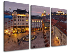Slika na platnu s motivom panoramski pogled na grad bratislavu noću – 3D prikaz platna s vidljivim drvenim okvirom, Papilora.