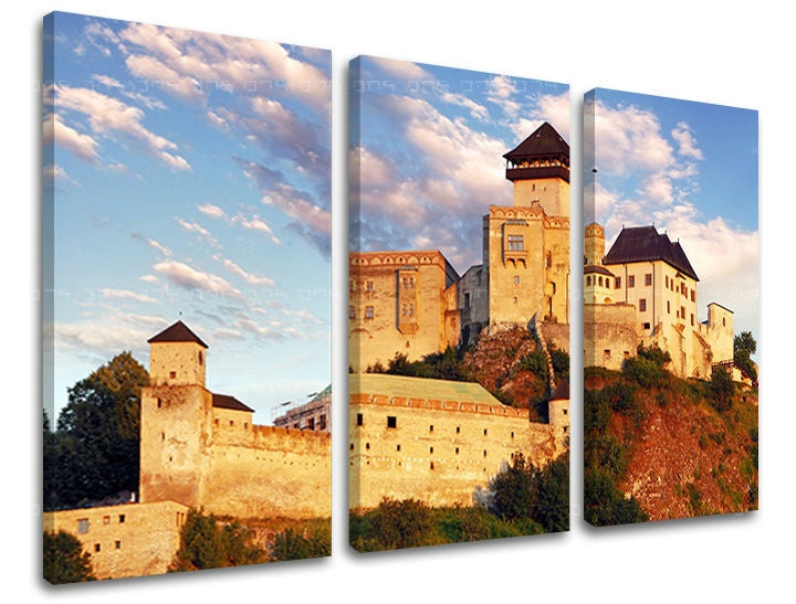 Slika na platnu s motivom stari dvorac na brdu pod plavim nebom – 3D prikaz platna s vidljivim drvenim okvirom, Papilora.