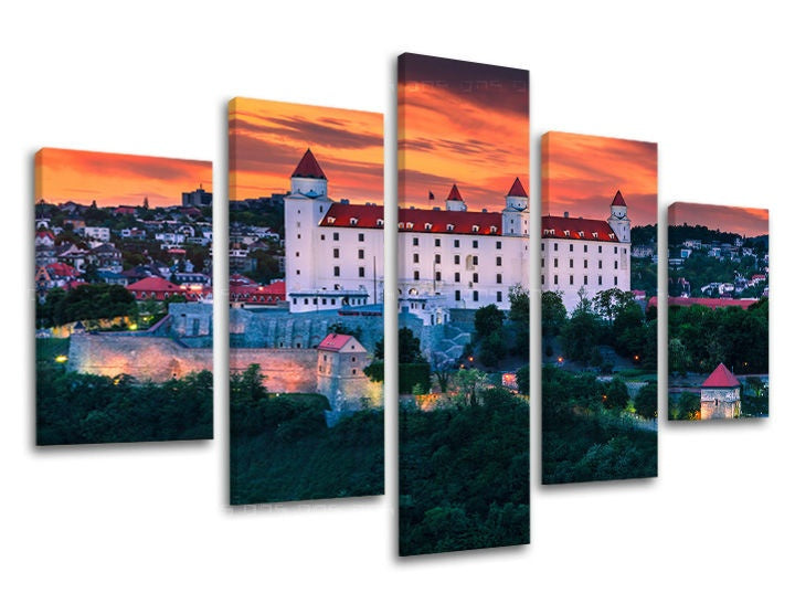 Slika na platnu s motivom bratislavski dvorac pri zalasku sunca – 3D prikaz platna s vidljivim drvenim okvirom, Papilora.
