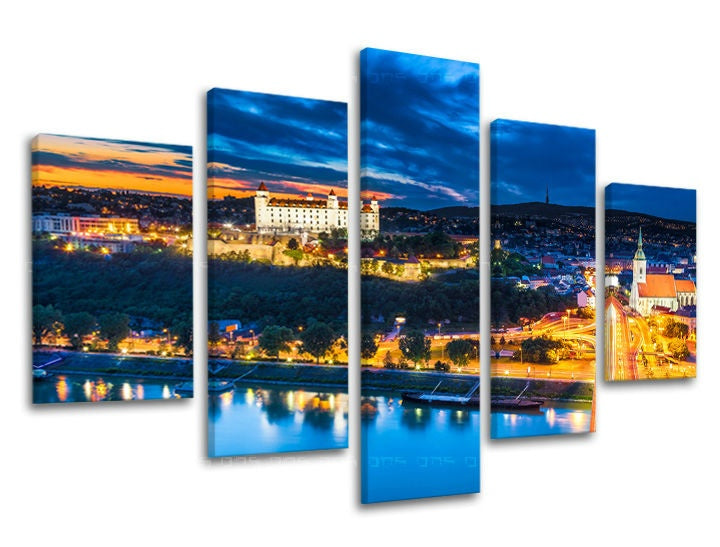 Slika na platnu s motivom panoramski pogled na grad noću – 3D prikaz platna s vidljivim drvenim okvirom, Papilora.