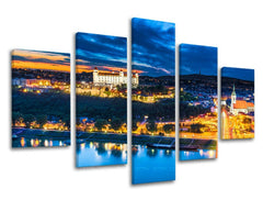 Slika na platnu s motivom panoramski pogled na grad noću – 3D prikaz platna s vidljivim drvenim okvirom, Papilora.