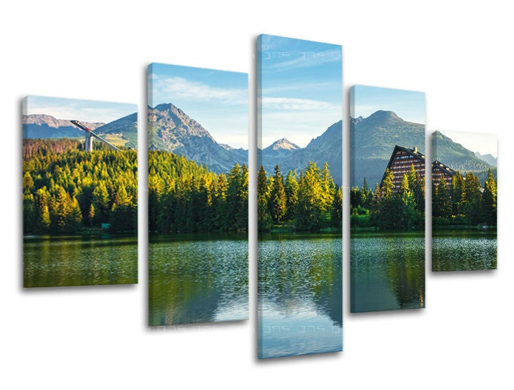 Slika na platnu s motivom planinsko jezero sa šumom i hotelom – 3D prikaz platna s vidljivim drvenim okvirom, Papilora.