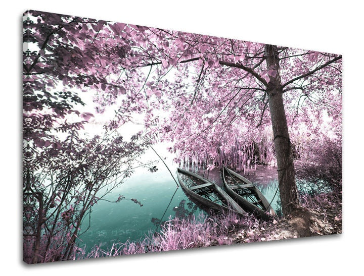 Slika na platnu s motivom ružičasto drveće i čamci na vodi – 3D prikaz platna s vidljivim drvenim okvirom, Papilora.
