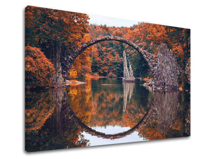 Slika na platnu s motivom kameni most i jesenje drveće – 3D prikaz platna s vidljivim drvenim okvirom, Papilora.