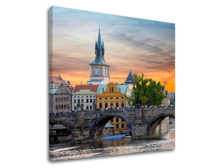 Slika na platnu s motivom karlov most u pragu zalazak sunca – 3D prikaz platna s vidljivim drvenim okvirom, Papilora.