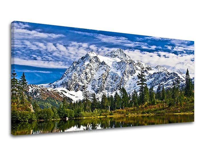 Slika na platnu s motivom snježne planine, jezero i šuma – 3D prikaz platna s vidljivim drvenim okvirom, Papilora.