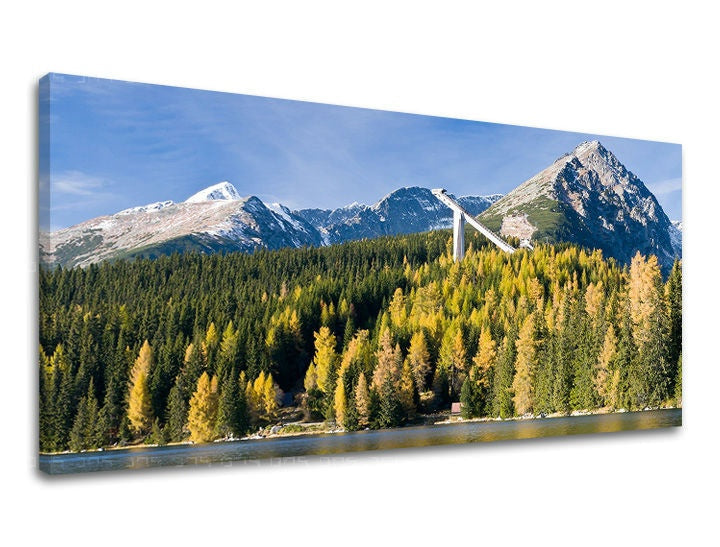 Slika na platnu s motivom planinsko jezero sa šumom i skakaonicom – 3D prikaz platna s vidljivim drvenim okvirom, Papilora.