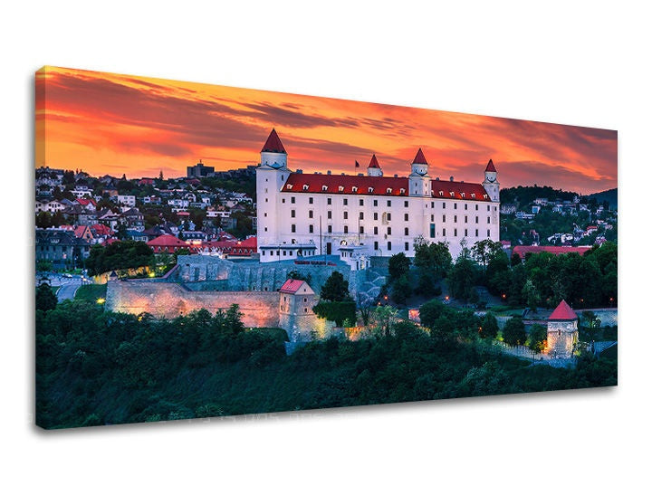 Slika na platnu s motivom bratislavski dvorac pri zalasku sunca – 3D prikaz platna s vidljivim drvenim okvirom, Papilora.