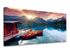 Slika na platnu s motivom planinsko jezero s čamcima i zalaskom sunca – 3D prikaz platna s vidljivim drvenim okvirom, Papilora.