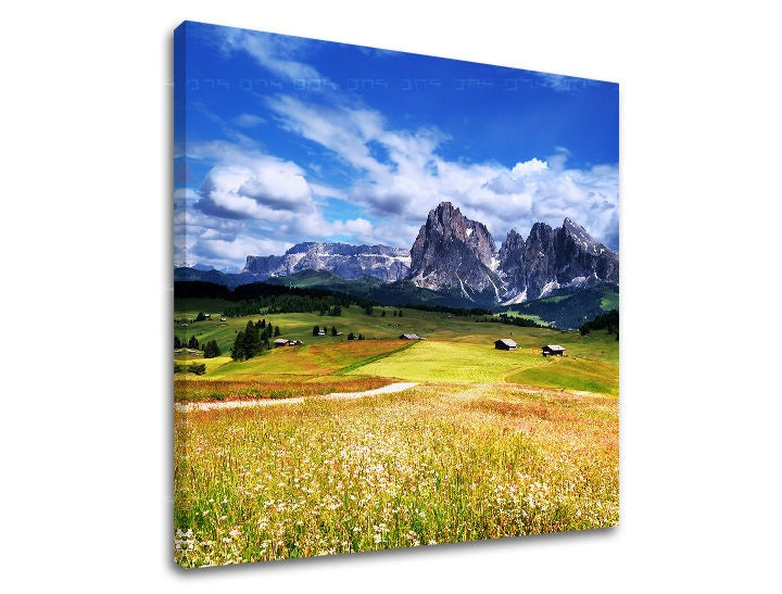 Slika na platnu s motivom planinski krajolik s livadama i kućicama – 3D prikaz platna s vidljivim drvenim okvirom, Papilora.