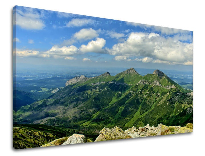 Slika na platnu s motivom zelene planine pod plavim nebom – 3D prikaz platna s vidljivim drvenim okvirom, Papilora.