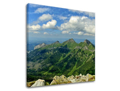 Slika na platnu s motivom zelene planine pod plavim nebom – 3D prikaz platna s vidljivim drvenim okvirom, Papilora.