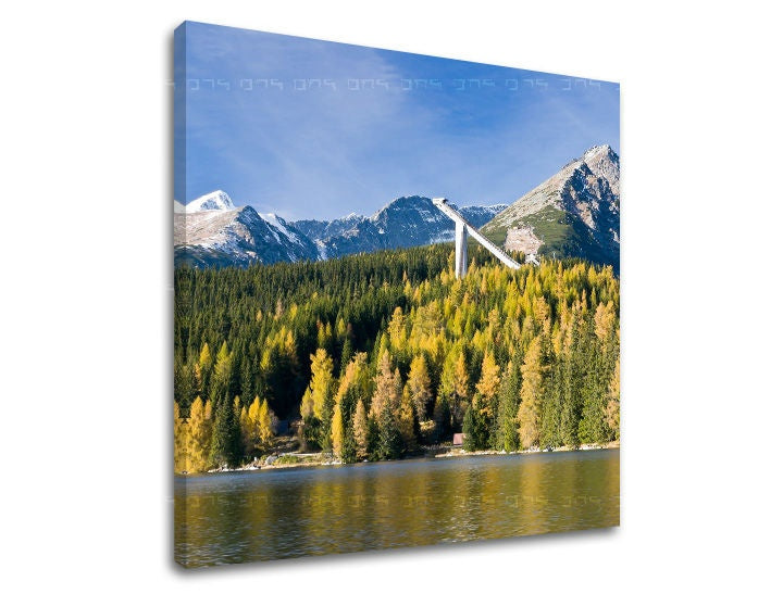 Slika na platnu s motivom planinsko jezero sa šumom i skakaonicom – 3D prikaz platna s vidljivim drvenim okvirom, Papilora.
