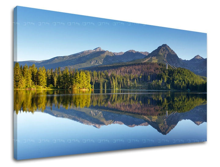 Slika na platnu s motivom planinsko jezero s refleksijom – 3D prikaz platna s vidljivim drvenim okvirom, Papilora.