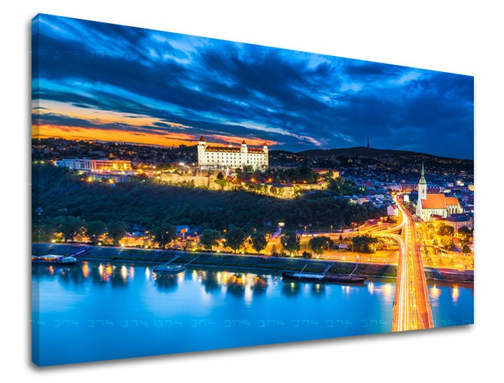 Slika na platnu s motivom bratislava noću s dvorcem i mostom – 3D prikaz platna s vidljivim drvenim okvirom, Papilora.