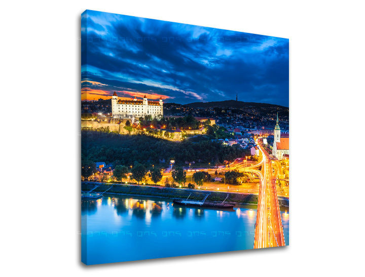 Slika na platnu s motivom bratislavski dvorac i grad noću – 3D prikaz platna s vidljivim drvenim okvirom, Papilora.