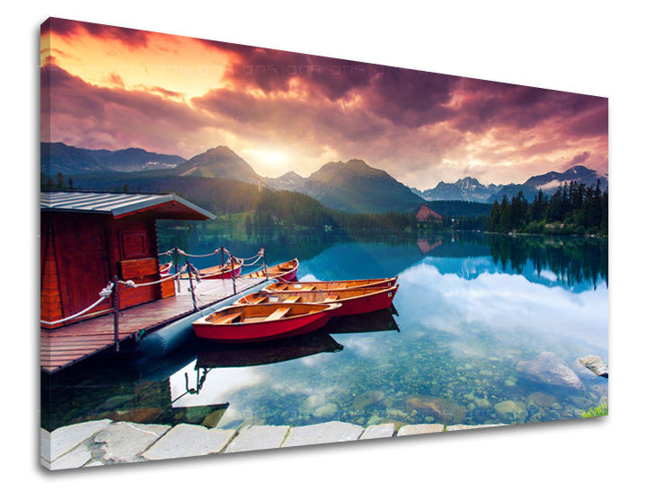 Slika na platnu s motivom planinsko jezero s čamcima i zalaskom sunca – 3D prikaz platna s vidljivim drvenim okvirom, Papilora.