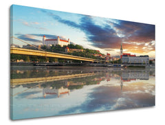 Slika na platnu s motivom bratislava dvorac i most na zalasku – 3D prikaz platna s vidljivim drvenim okvirom, Papilora.